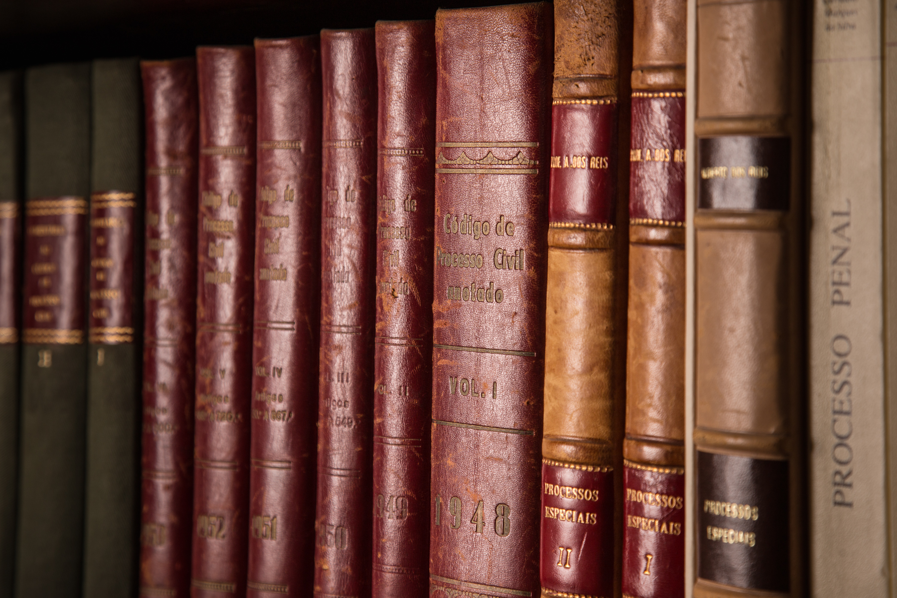 Livros representando conhecimento em Machado Ruivo & Associados