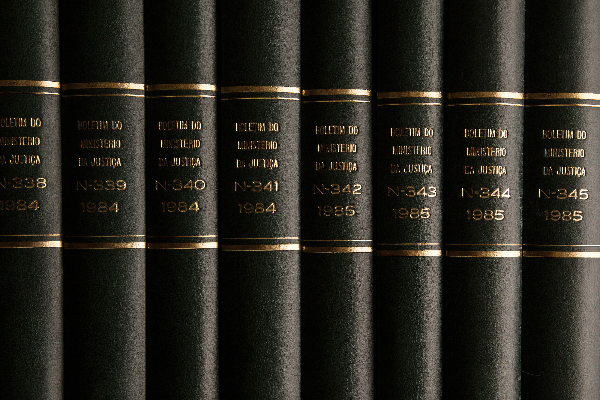 Livros representando conhecimento em Machado Ruivo & Associados